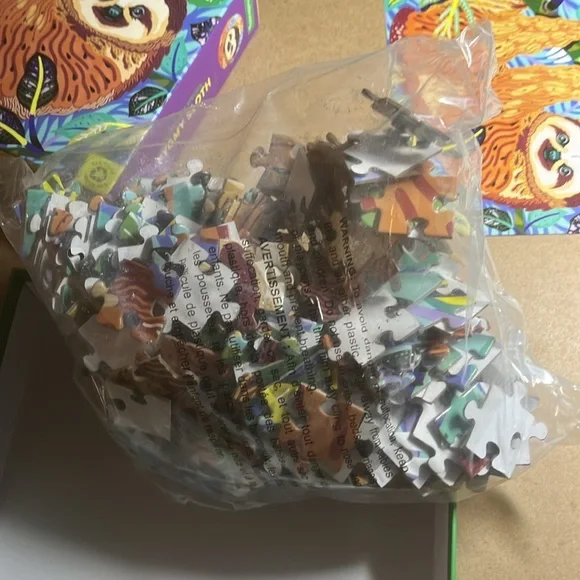 🧩 300 piece Factory Sealed Mudpuppy “Endangered Species Pygmy Sloth”. Beautiful - Picture 3 of 7